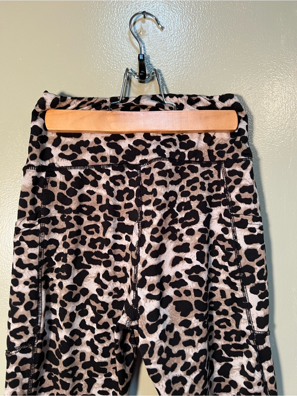 Dreamsicle Women’s Size Small Cropped Legging Animal Print Mid-Rise Side Pockets - Picture 6 of 8